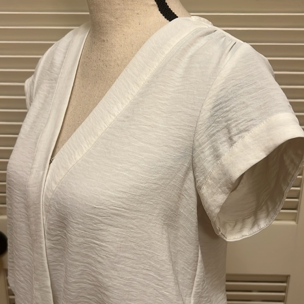 Nine West V Neck Surplice Blouse in White, Size XSmall, EUC - Picture 9 of 17
